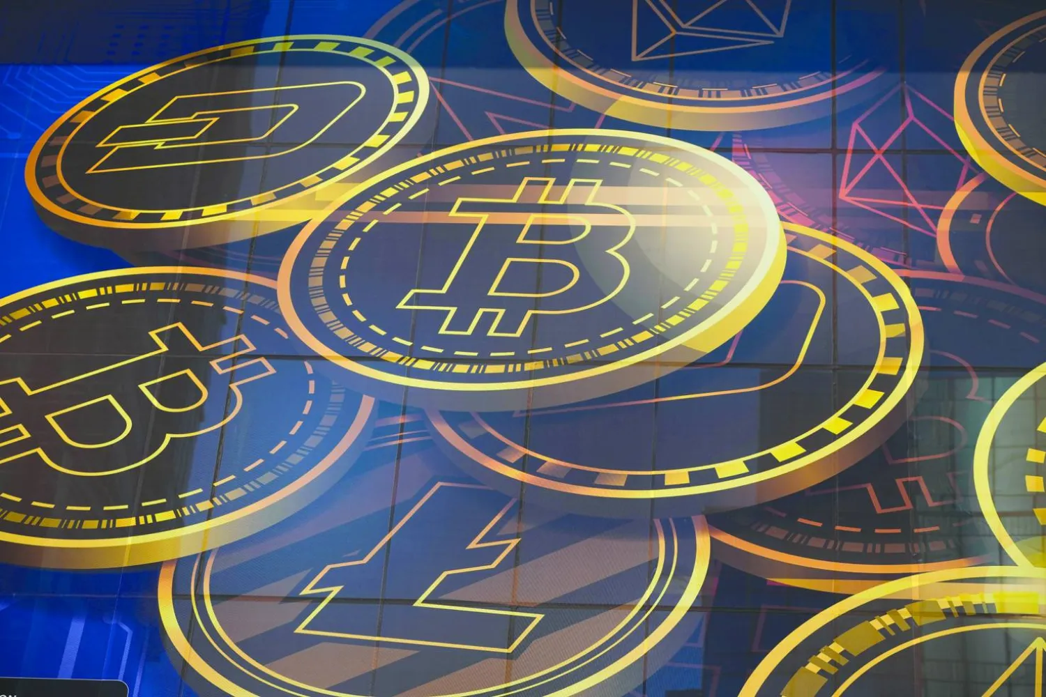 إعلان لعملة «البتكوين» المشفَّرة معروض على مبنى في هونغ كونغ (أ.ب)
