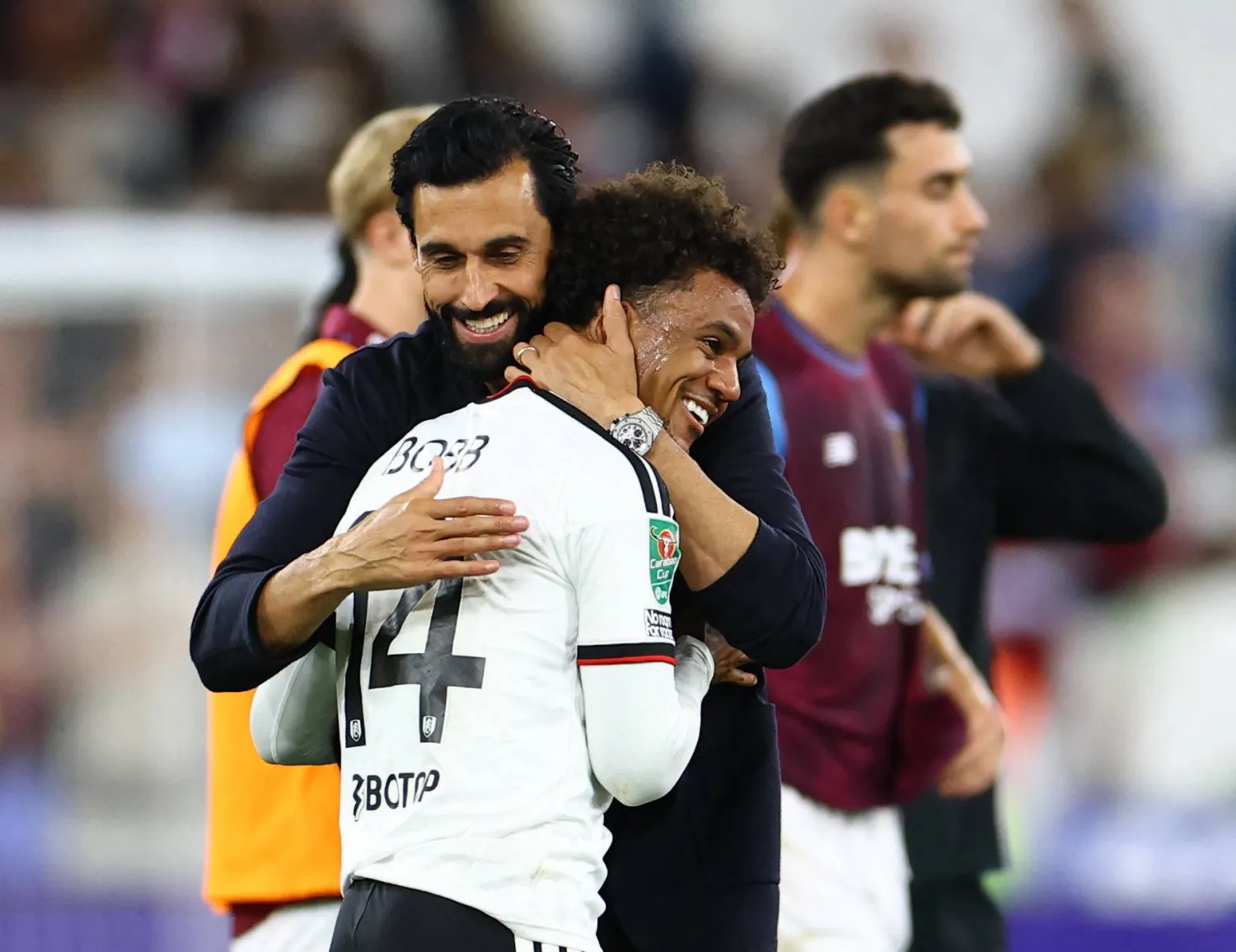 الإسباني ألفارو أربيلوا مدرب فولهام يحتفل مع لاعبه أوسكار بوب بالفوز على وست هام (رويترز)