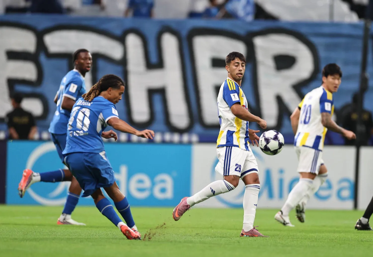دياز في مواجهة مع بوابري لاعب الهلال (تصوير: صالح الغنام)