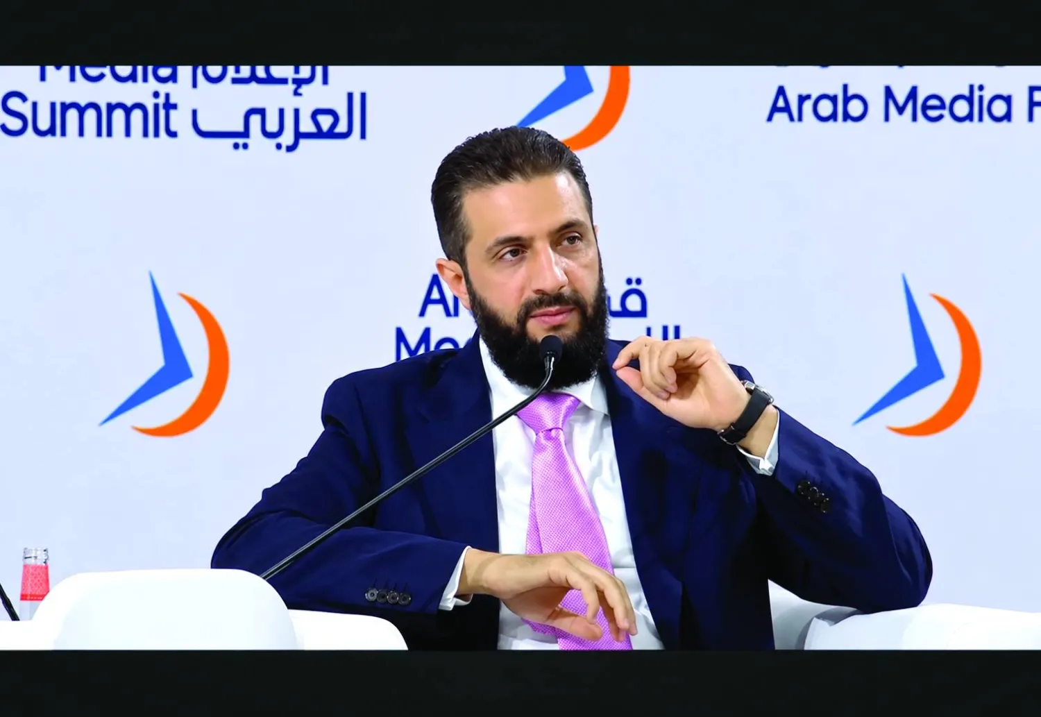 الرئيس السوري أحمد الشرع خلال كلمته في دبي الثلاثاء (الشرق الأوسط)