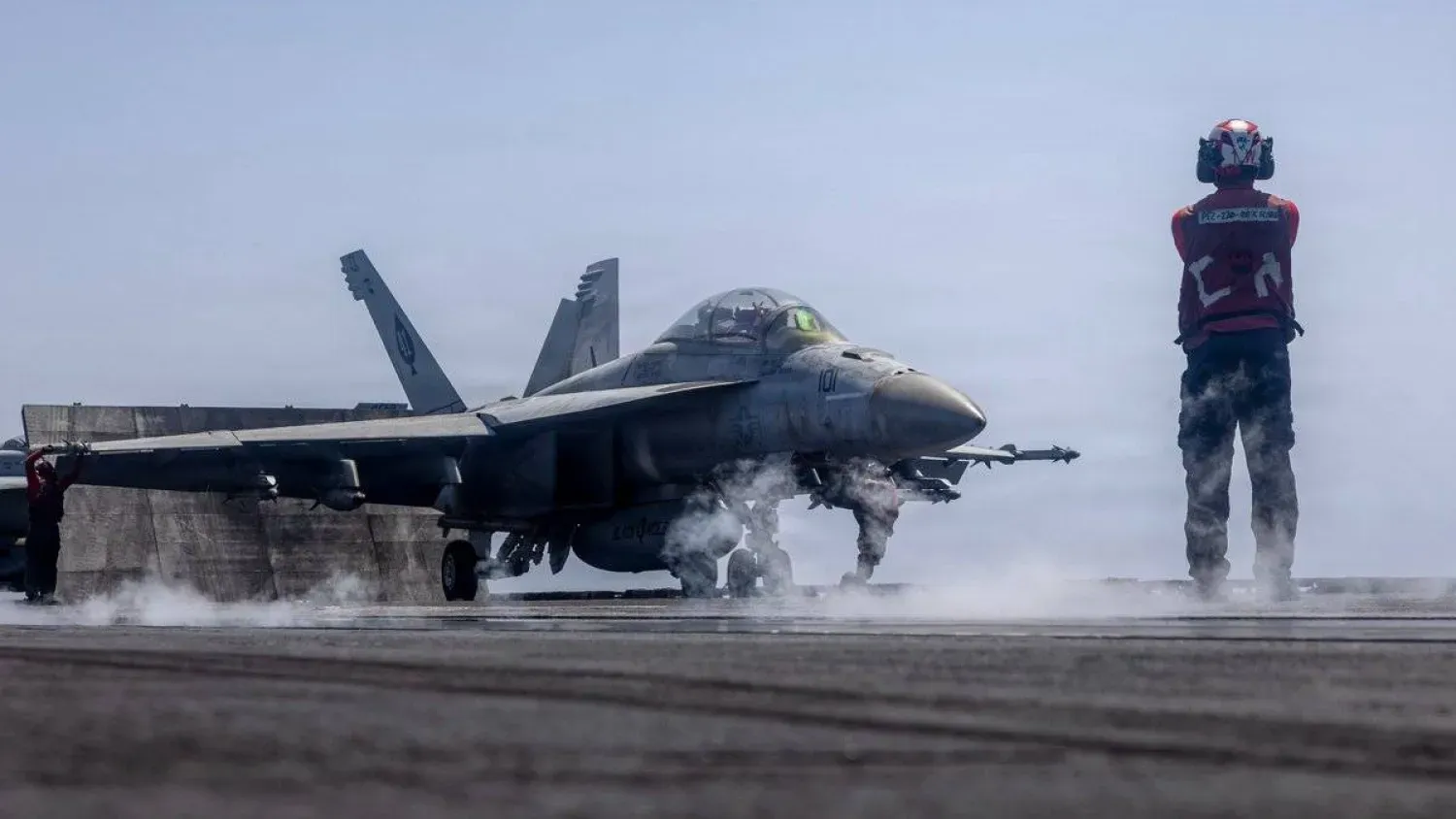 ABD savaş uçağı, Umman Denizi’ndeki bir uçak gemisinden kalkışa hazırlanıyor (CENTCOM)