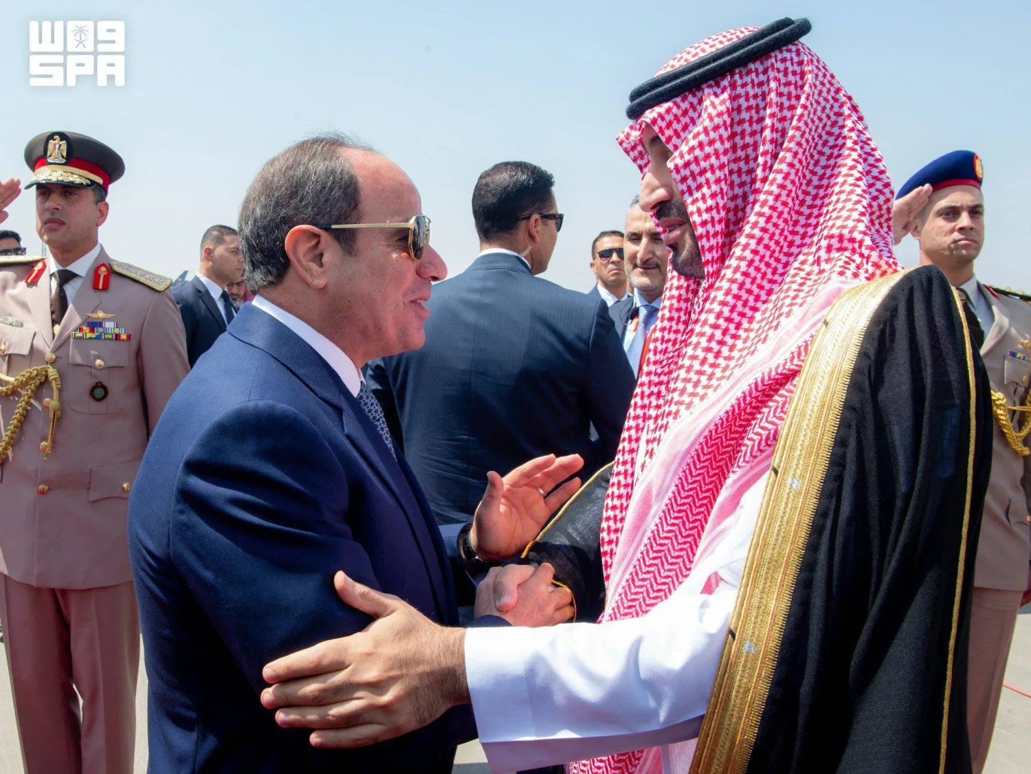 الرئيس المصري مرحباً بولي العهد السعودي في مطار القاهرة أمس (واس)
