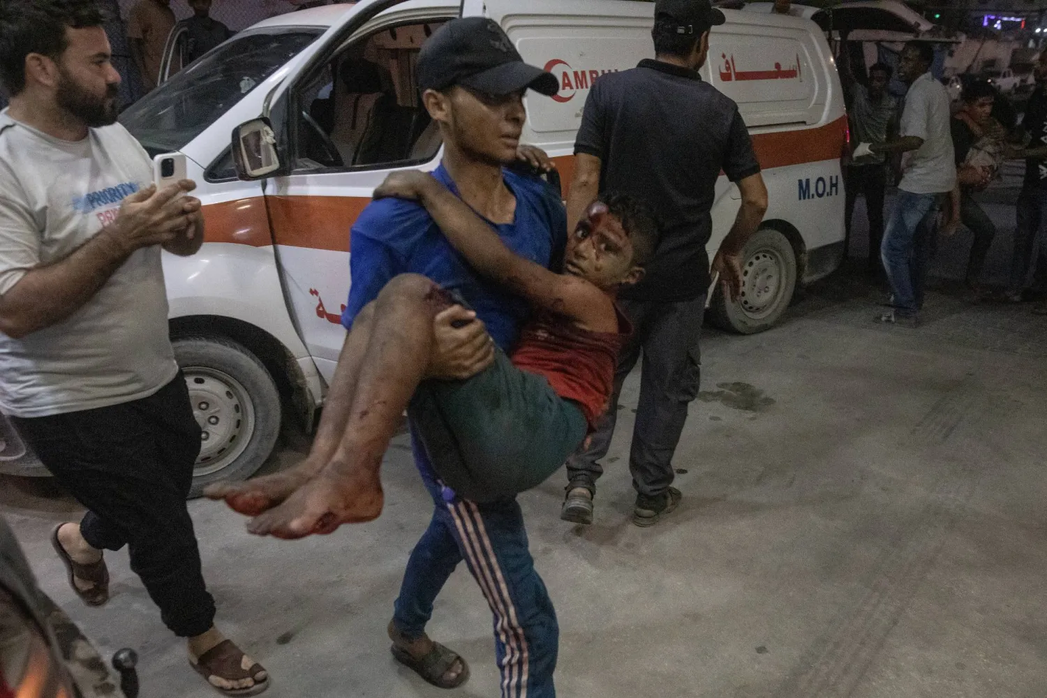 Ambulance crews transport injured Palestinians to Nasser Hospital in Khan Yunis, southern Gaza Strip, 15 September 2026. EPA/HAITHAM IMAD