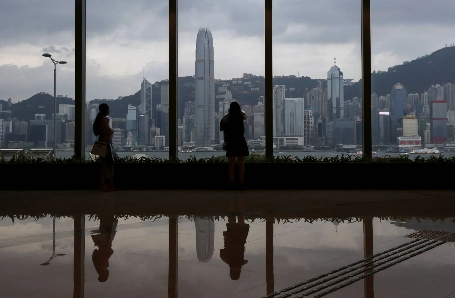  Shoppers admire the financial Central district skyline of Hong Kong, China July 9, 2015. (Reuters)