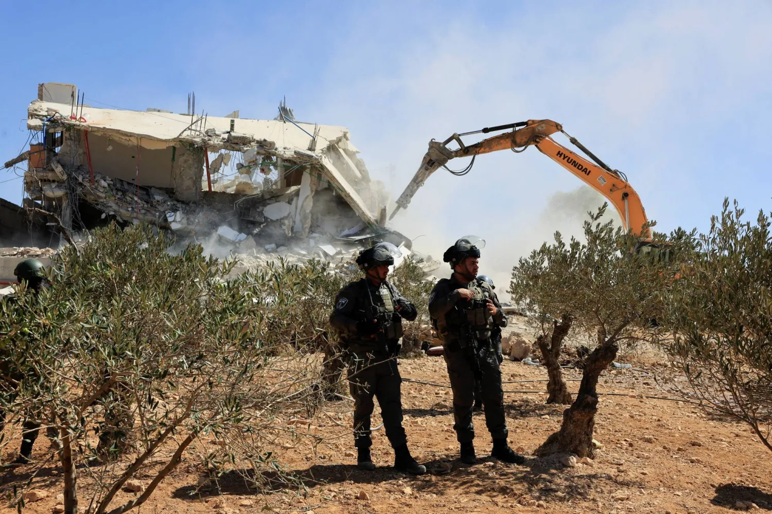  Israeli forces stand guard during the demolition of a Palestinian building near Hebron in the Israeli-occupied West Bank, September 16, 2026. (Reuters)