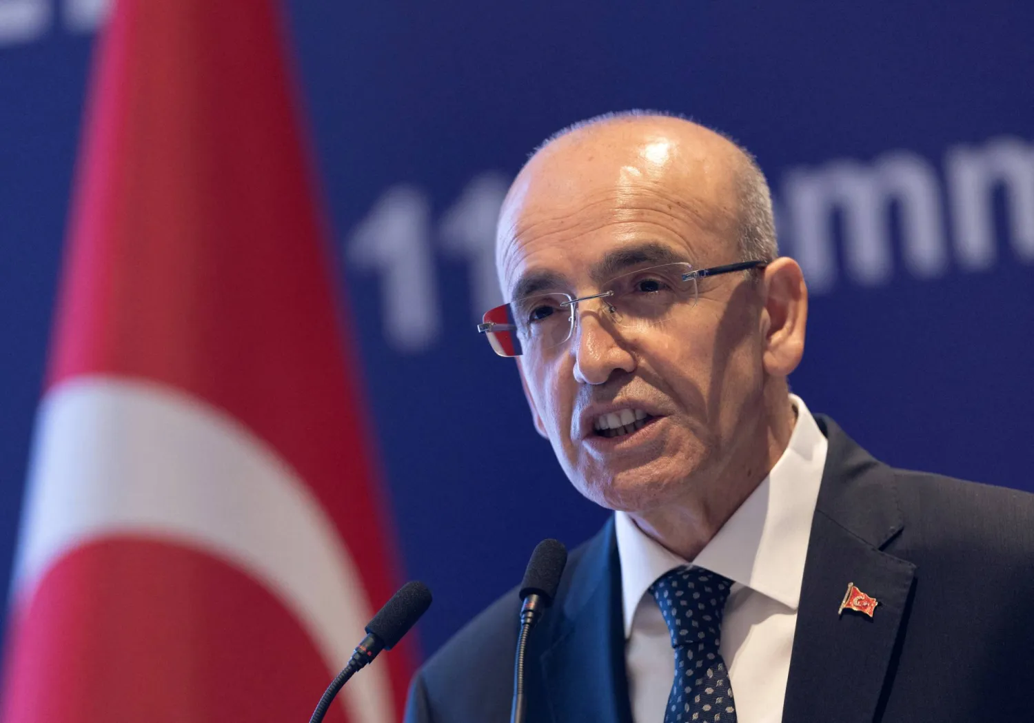 وزير المالية محمد شيمشك يتحدث خلال اجتماع رابطة الصناعة والأعمال التركية في إسطنبول (رويترز)