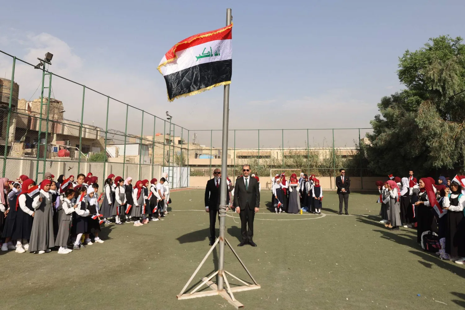 طلاب عراقيون ينشدون النشيد الوطني بمدرسة غرب بغداد في أكتوبر 2023 (أ.ف.ب)