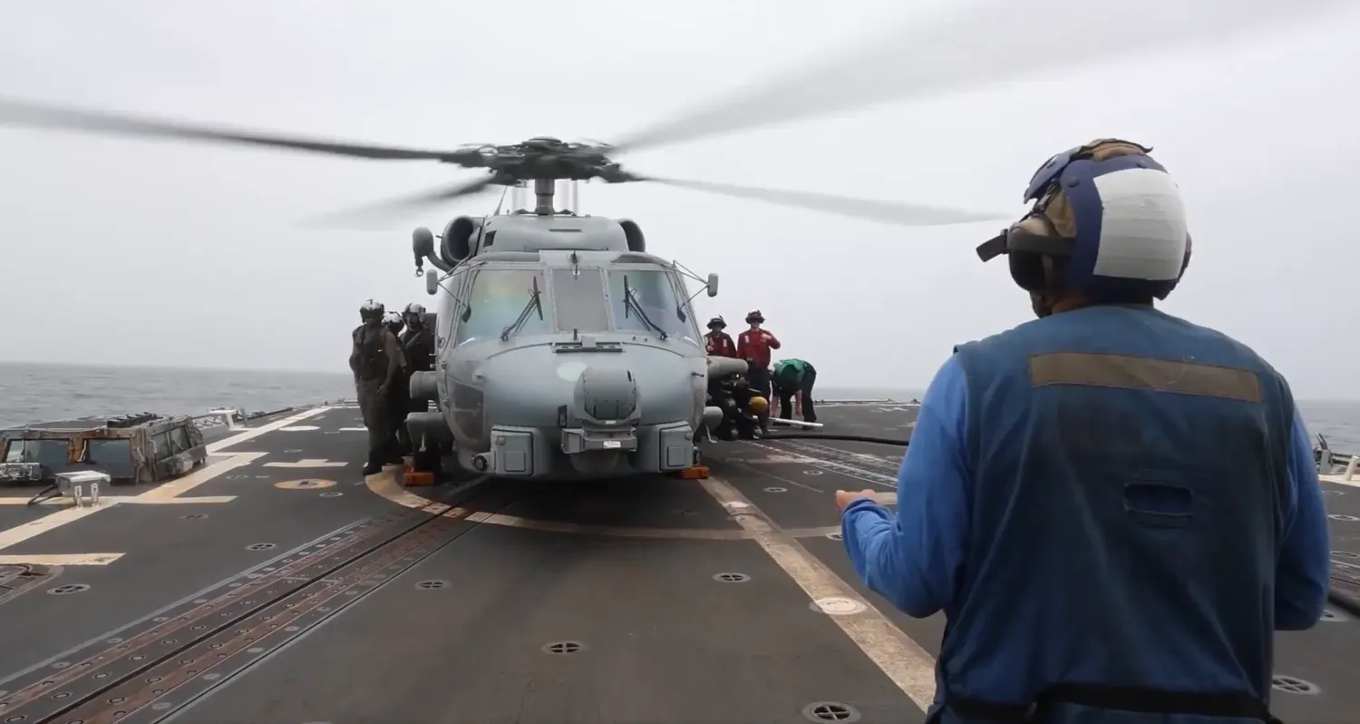 CENTCOM’un dün yayımladığı fotoğrafta, İran’a yönelik ablukanın uygulanması kapsamında ABD’nin USS Rafael Peralta uçak gemisinin güvertesinden havalanan bir helikopter görülüyor. (CENTCOM)
