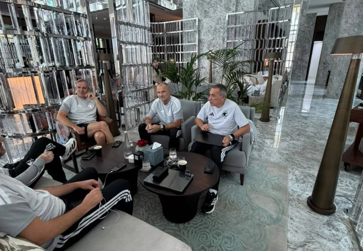 اليوناني دونيس المدير الفني للمنتخب وجهازه الفني من أوائل الواصلين إلى جدة (الشرق الأوسط)
