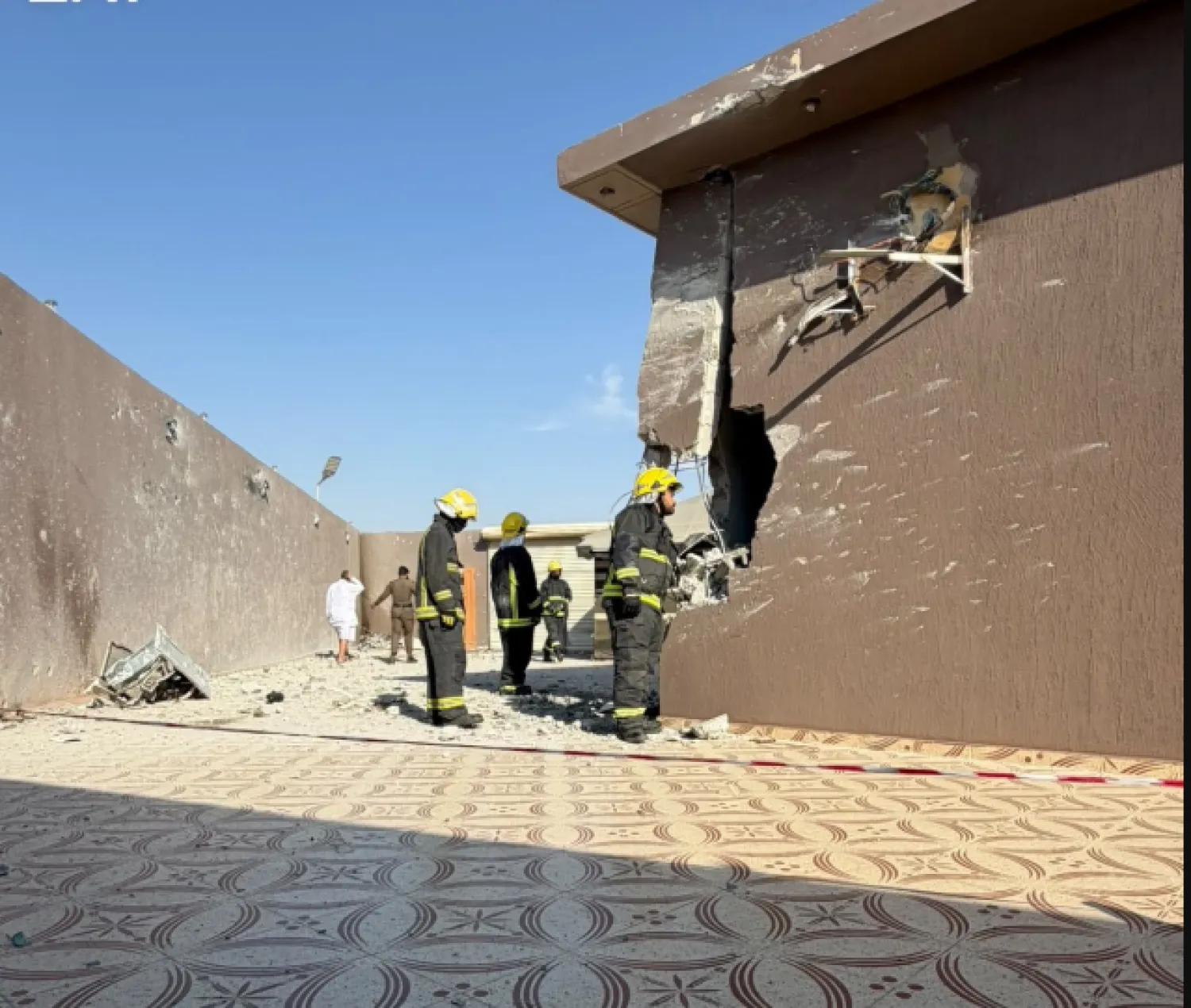 الدفاع المدني أعلن أن الشظايا تسببت في وفاة مقيم من الجنسية اليمنية وإصابة مواطن ومقيم من الجنسية الباكستانية (واس)
