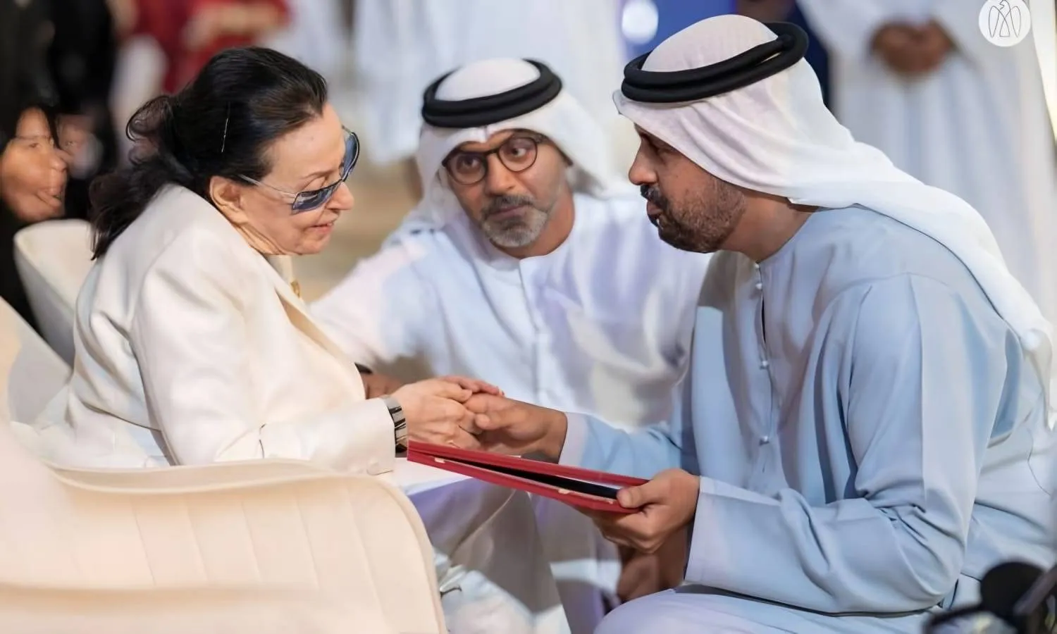 نجاة لحظة تكريمها من الشيخ ذياب بن محمد بن زايد آل نهيان (إدارة الجائزة)