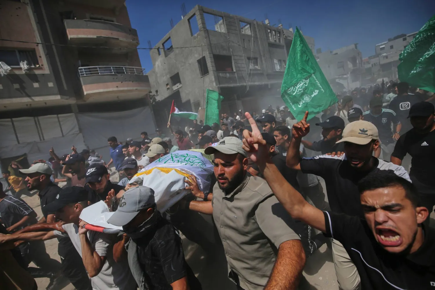 فلسطينيون يحملون جثمان نائل أبو عبيد قائد لواء رفح يوم الأربعاء بعد اغتياله في غارة إسرائيلية بخان يونس (أ.ب)