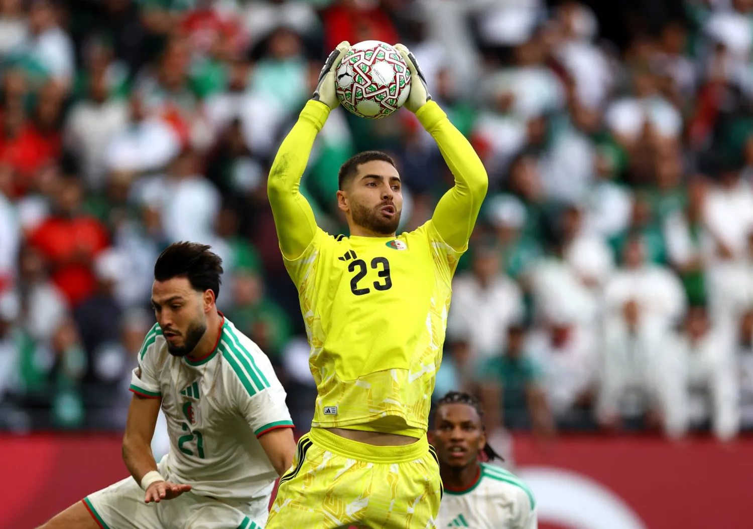 استبعاد الحارس لوكا زيدان من قائمة منتخب الجزائر (رويترز)