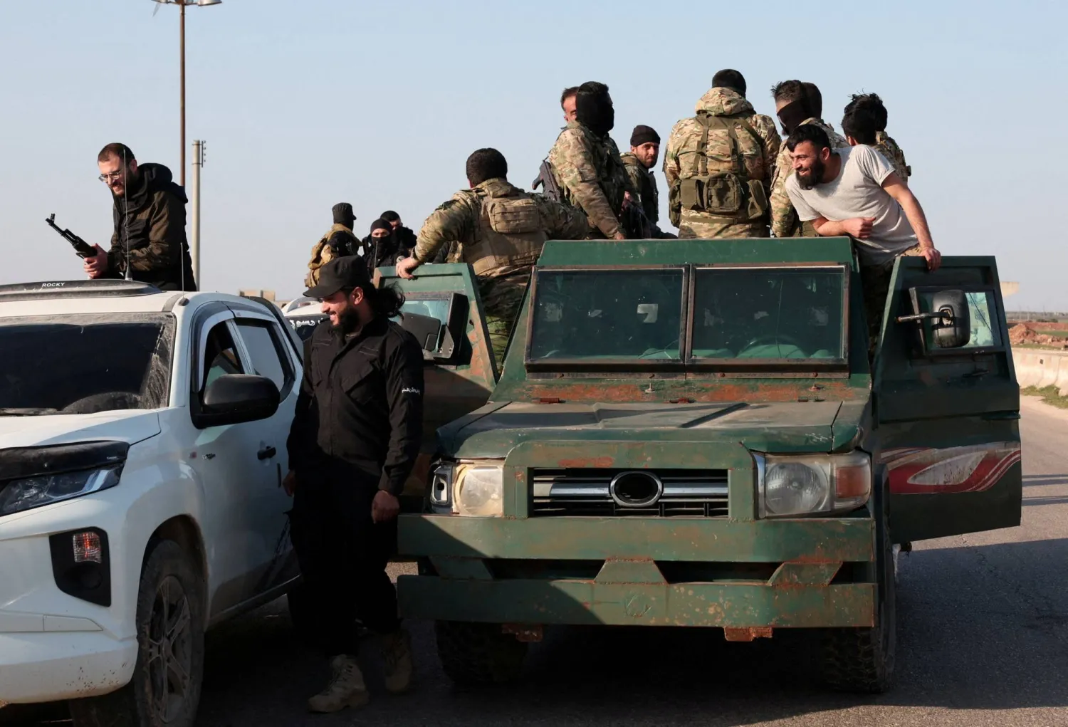 أفراد من الجيش السوري يتجهون نحو اللاذقية للانضمام إلى القتال ضد فلول الأسد في حلب (رويترز)