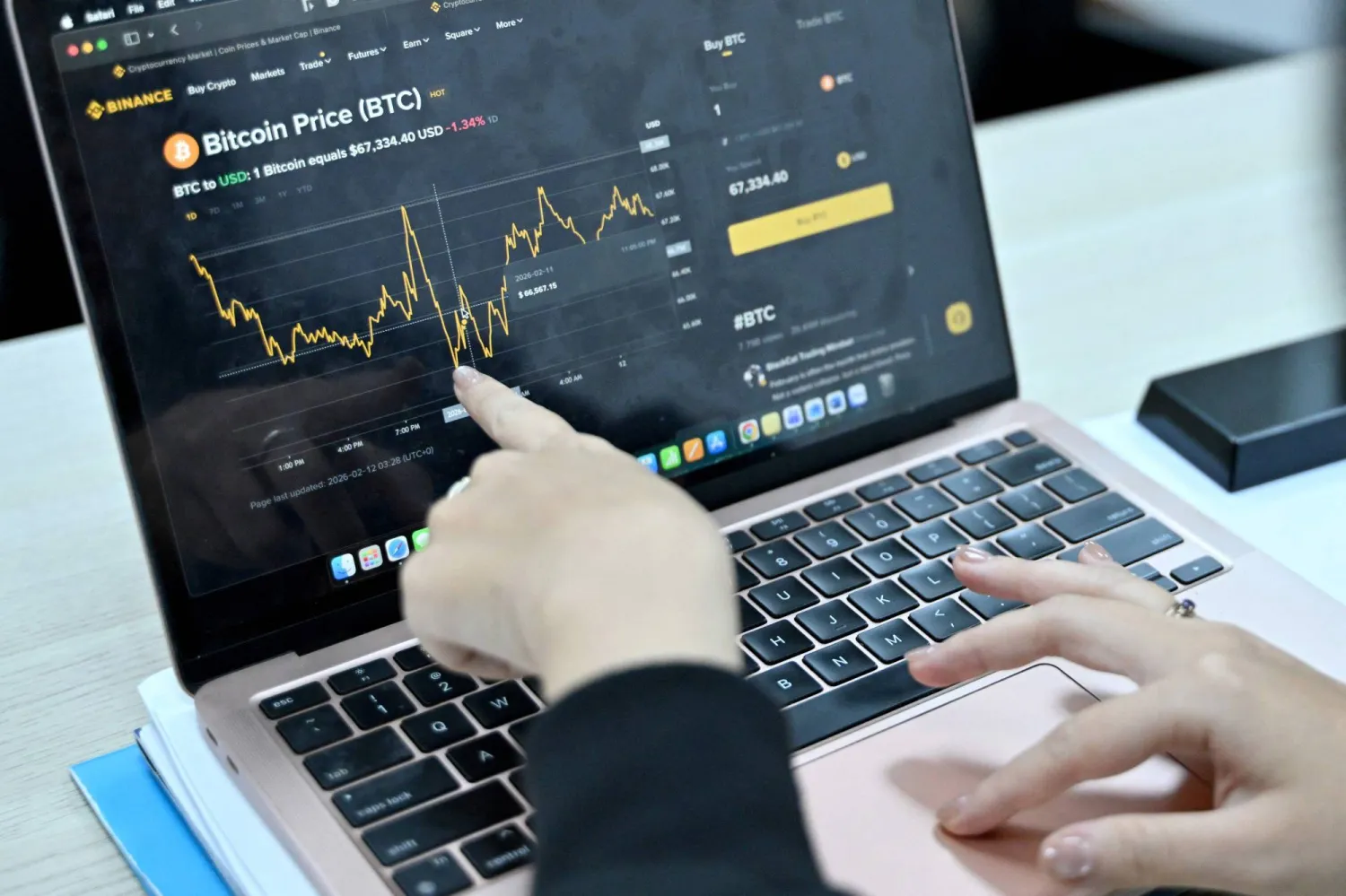 مستثمر في العملات المشفرة بفيتنام يتحقق من أحدث أسعار «بتكوين» على جهاز كومبيوتر محمول بهانوي (أ.ف.ب)