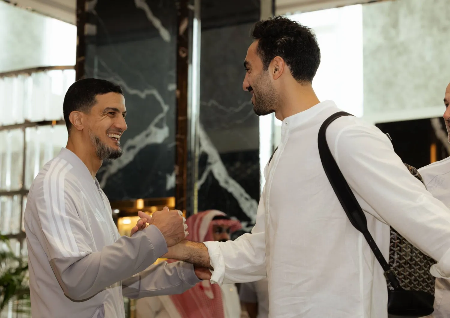 المفرج مستقبلا نواف العقيدي في مقر البعثة بجدة (المنتخب السعودي)