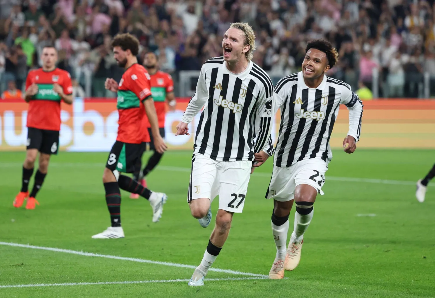 فولتماده لاعب اليوفي يحتفل بهدفه في المواجهة (رويترز)