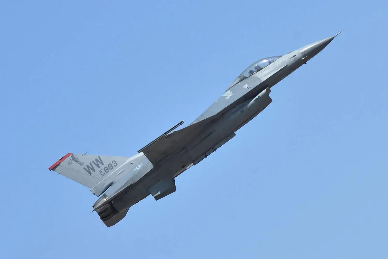 ABD Hava Kuvvetleri’ne ait F-16 savaş uçağı, Hindistan’ın Bengaluru kentindeki Yelahanka Hava Üssü’nde düzenlenen hava gösterisi sırasında manevra yapıyor (Arşiv-AFP)