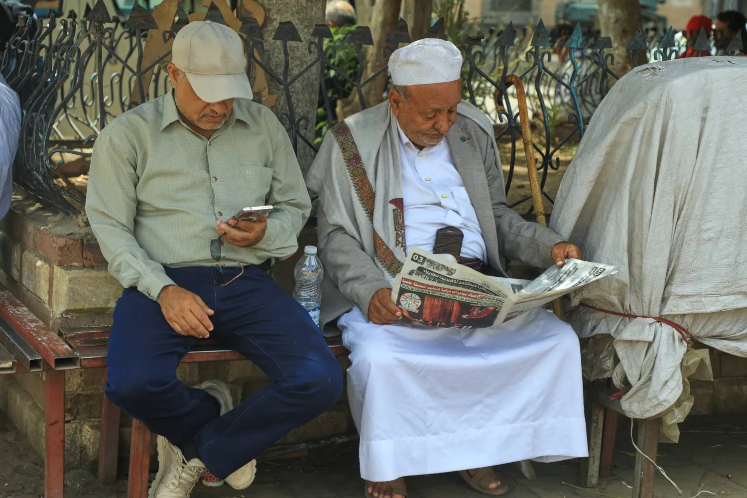 يمني في العاصمة المختطفة صنعاء يطالع صحيفة يصدرها الحوثيون (أ.ب)
