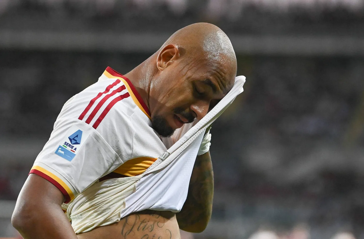دونييل مالين يتفاعل خلال مباراة روما وتورينو في الدوري الإيطالي في تورينو (أ.ف.ب)
