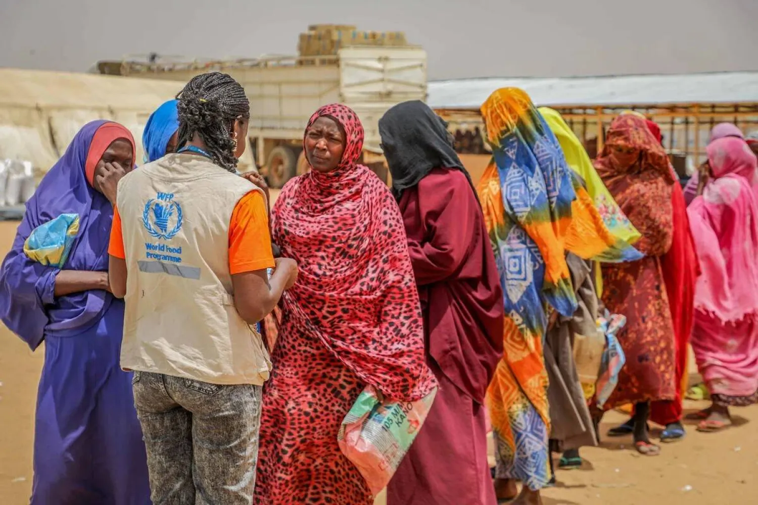 من توزيع مساعدات غذائية بمخيم للاجئين السودانيين في أدري بتشاد (برنامج الأغذية العالمي)