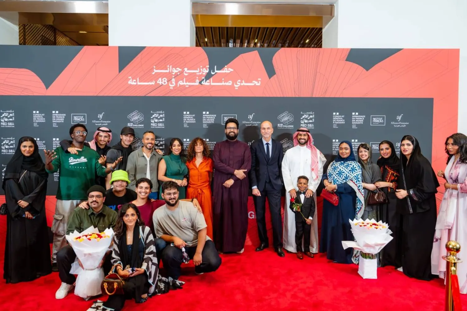 صورة تجمع الفائزين بلجنة التحكيم والقنصل الفرنسي في جدة وفيصل بالطيور (البحر الأحمر السينمائي)