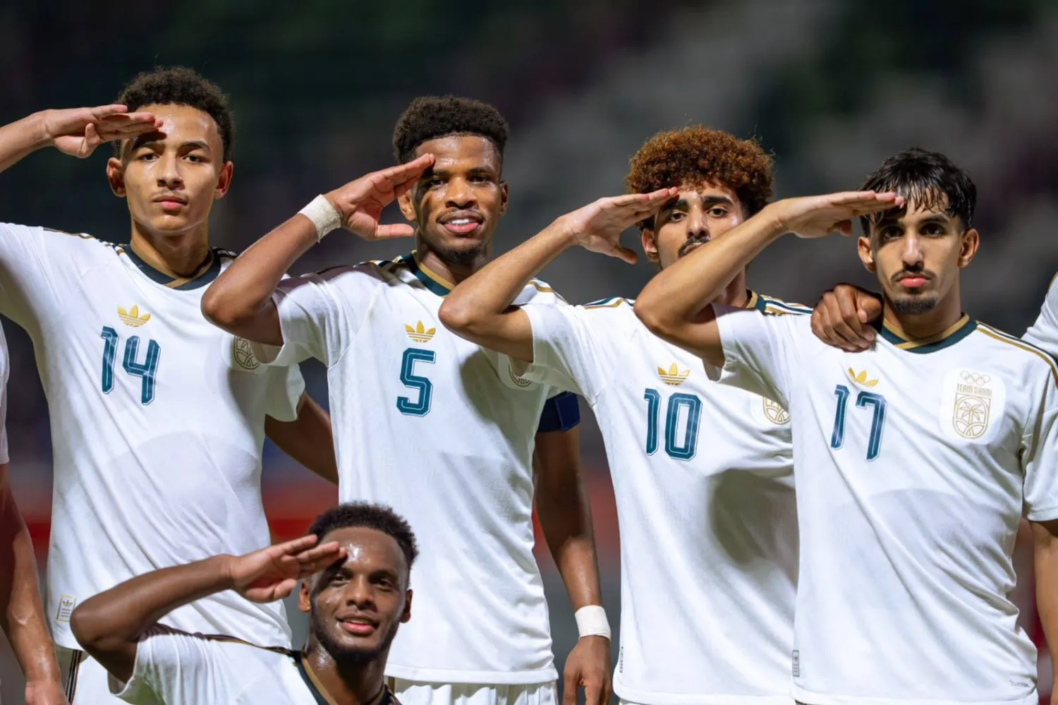 احتفالية المنتخب السعودي بالثنائية في شباك قطر (الشرق الأوسط) 