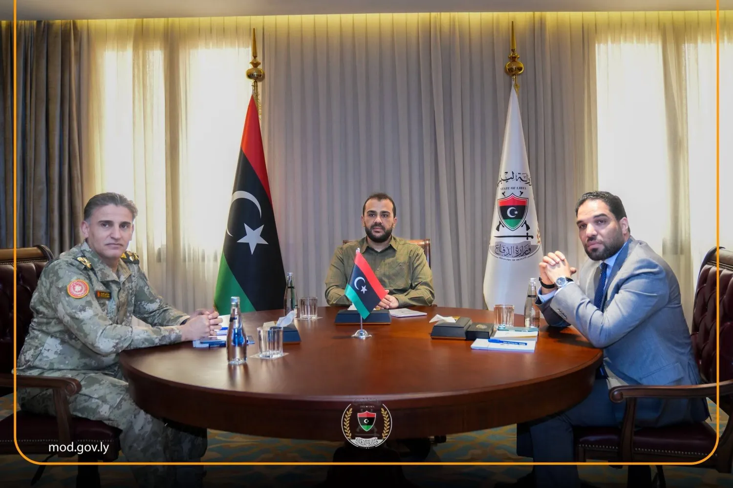 وكيل وزارة الدفاع بـ«الوحدة» عبد السلام الزوبي يتوسط رئيس الأركان العامة صلاح النمروش (إلى اليسار) ورئيس هيئة الرقابة الإدارية عبد الله قادربوه في لقاء سابق (وزارة الدفاع)