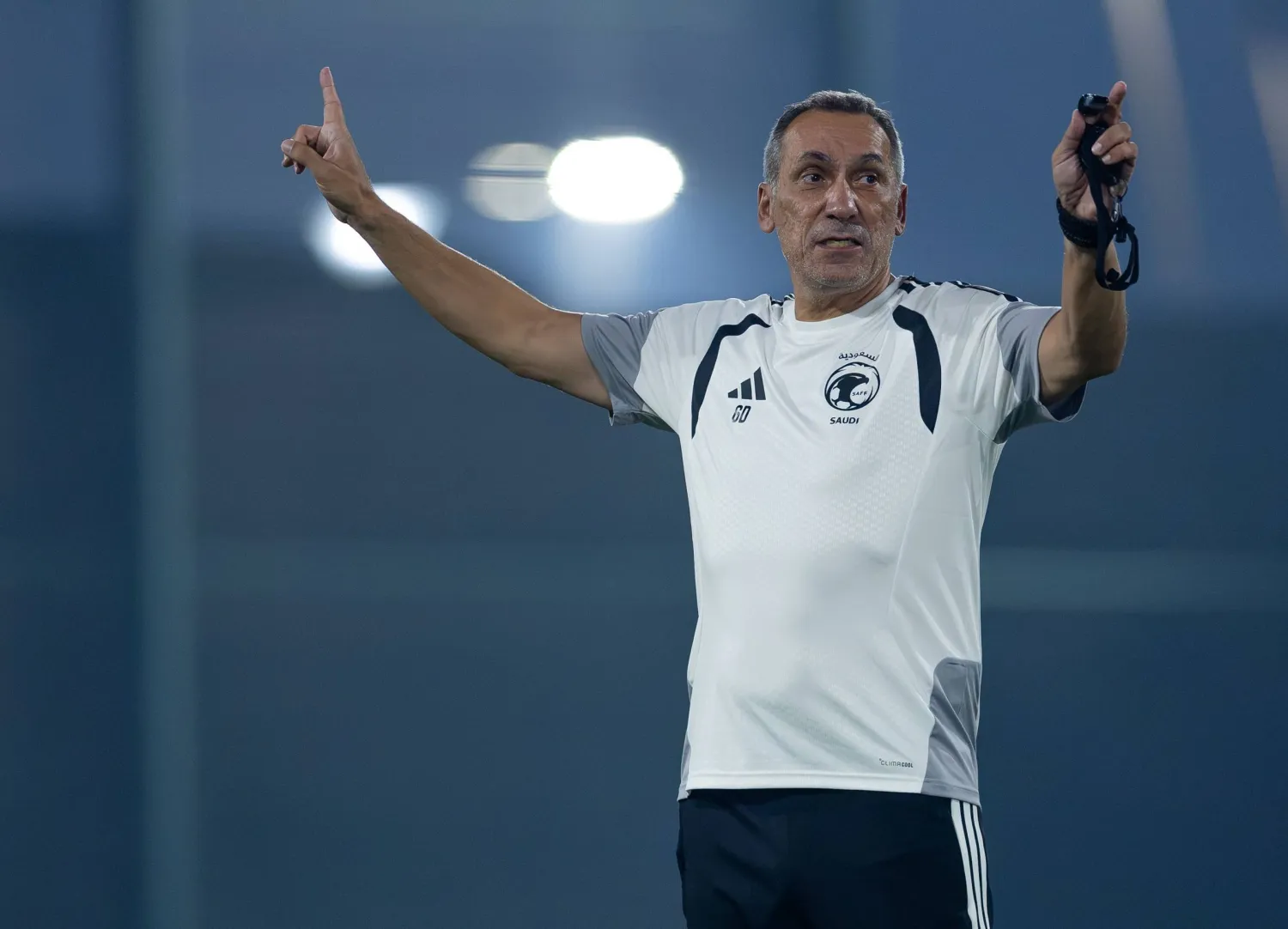 دونيس خلال قيادته تدريبات «الأخضر» الأخيرة (المنتخب السعودي)