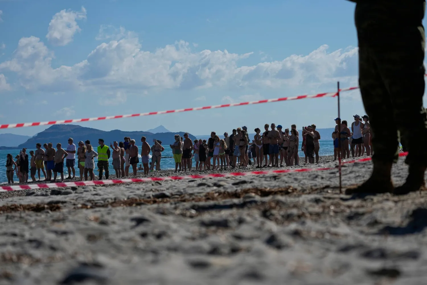 سيّاح يشاهدون المناورة العسكرية متعددة الجنسيات بقيادة اليونان ومصر (أ.ب)