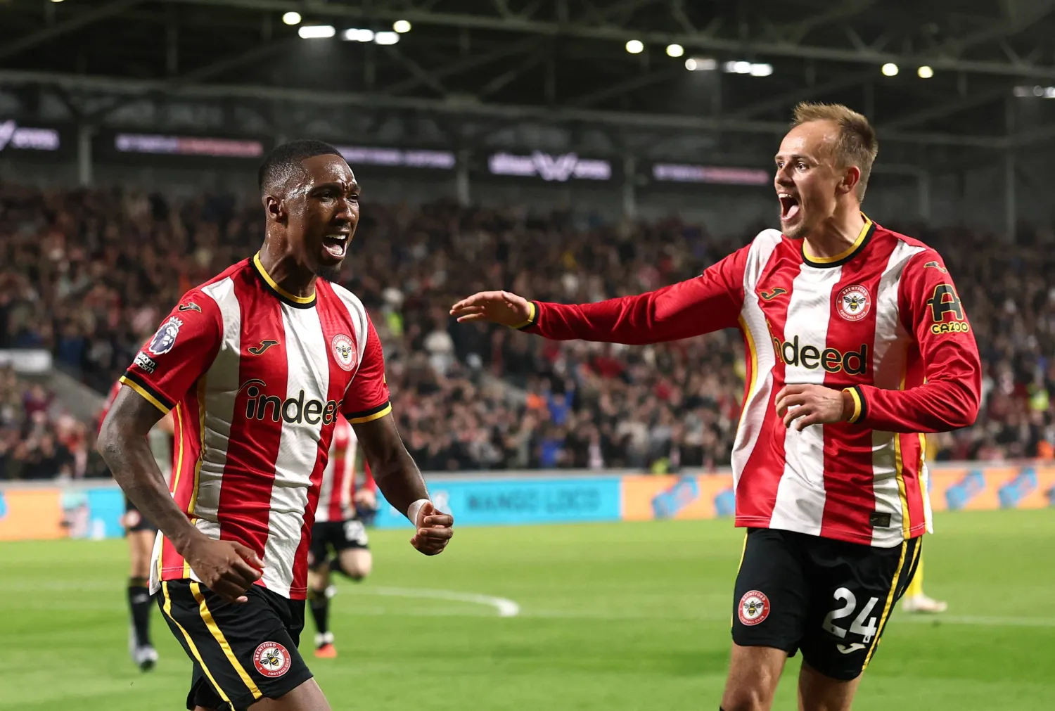 جيدون أنتوني لاعب برينتفورد يحتفل بتسجيل الهدف الأول لفريقه مع ميكيل دامسغارد (رويترز)
