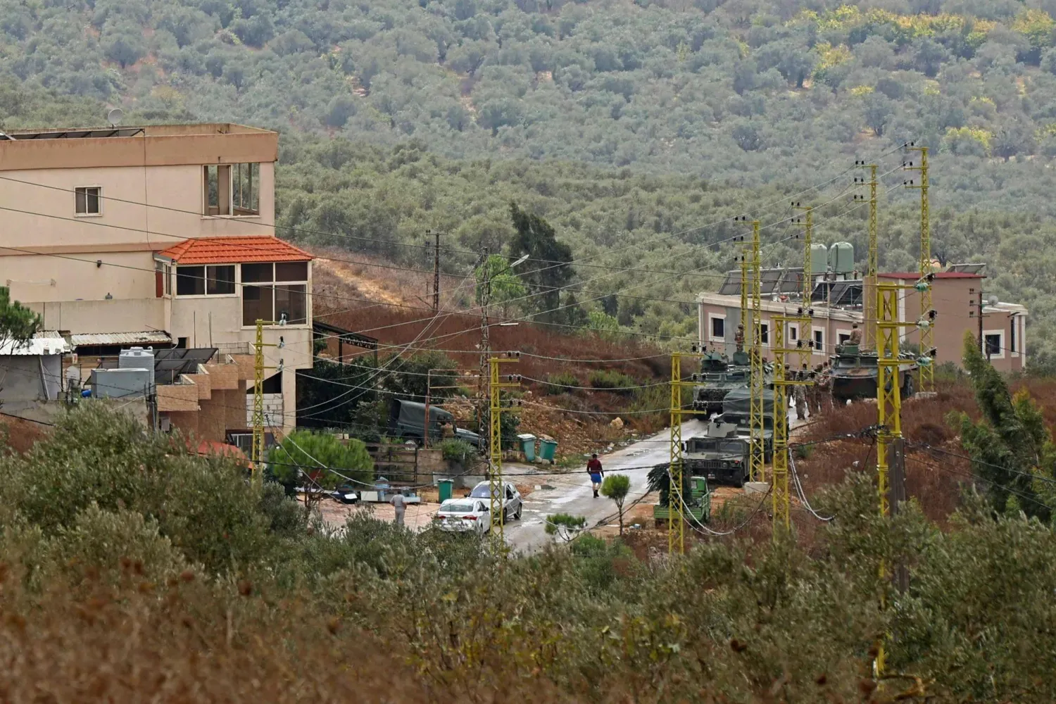 İsrail güçlerinin beldeye doğru ilerlemesi, tanklarını konuşlandırması ve ses bombaları atmasının ardından Lübnan askerleri, Güney Lübnan’daki Deyr Mimas beldesinin çevresinde konuşlandı (AFP)