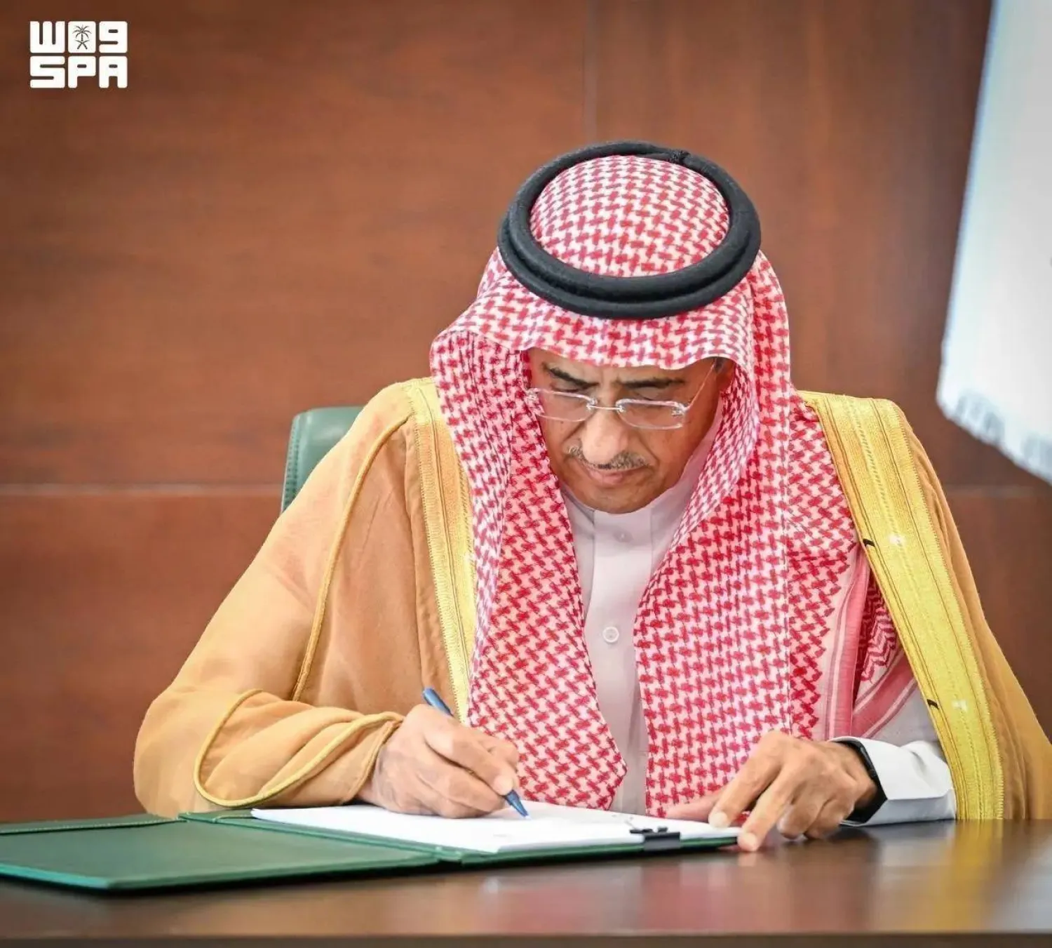 KSrelief signed a joint program with the Saudi Center for Culture and Heritage to provide emergency support to orphans and families who lost their breadwinners in Gaza. (SPA)