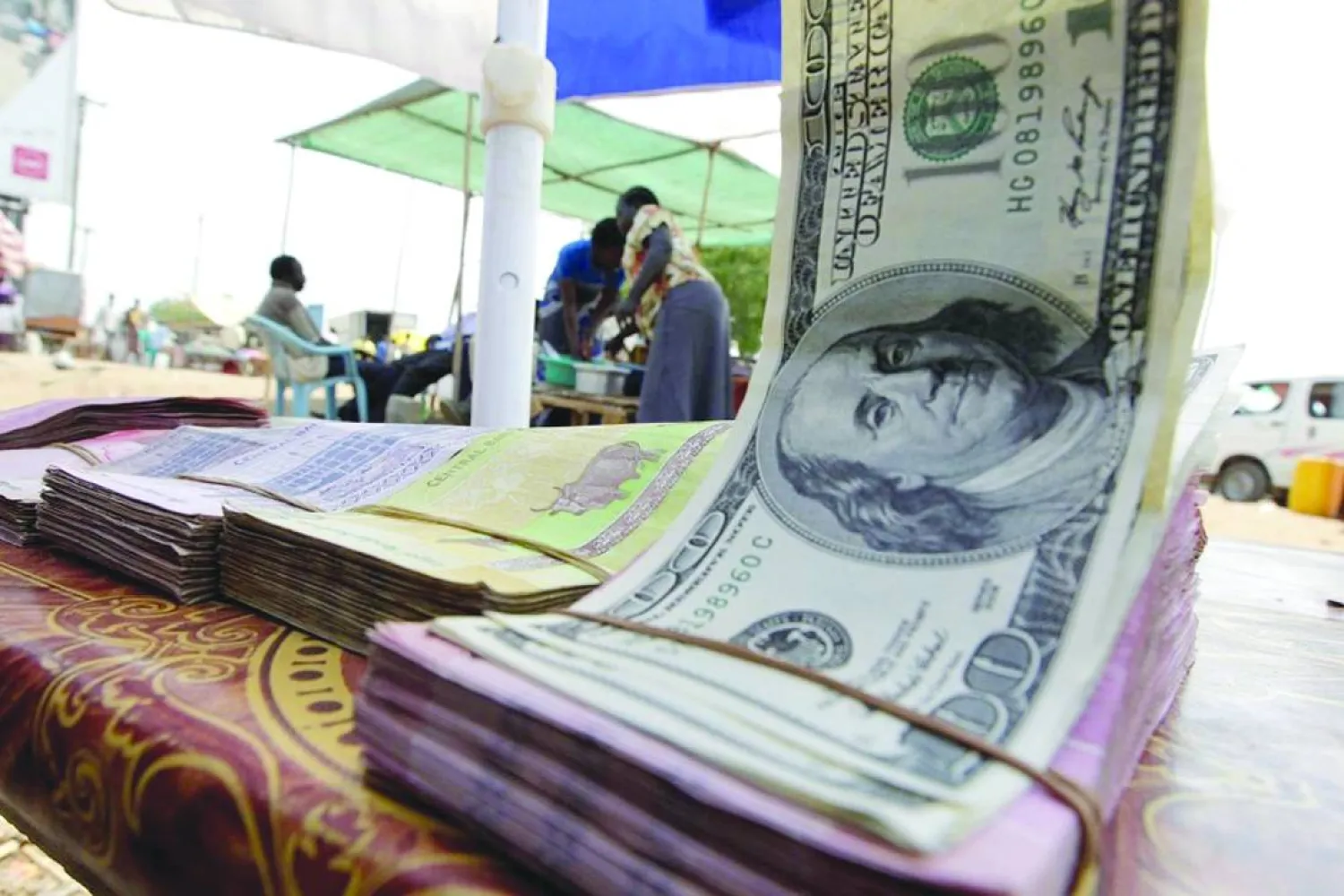 استمرار هبوط سعر صرف الجنيه السوداني إلى مستوى قياسي مقابل الدولار (رويترز)