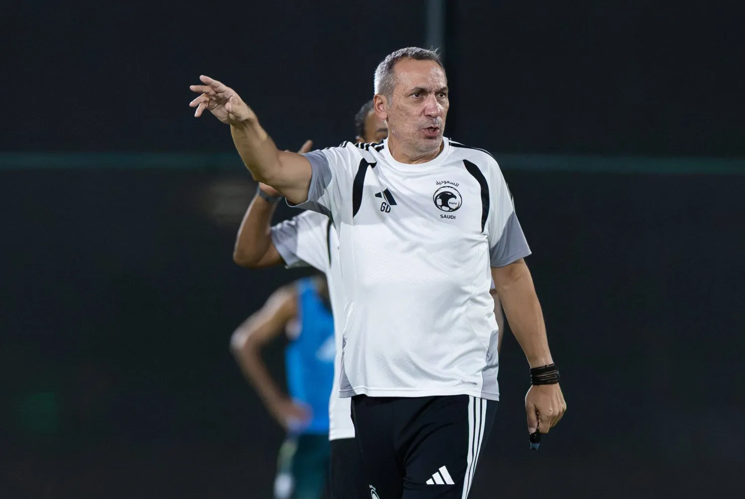 دونيس خلال قيادته تدريبات الأخضر (المنتخب السعودي)