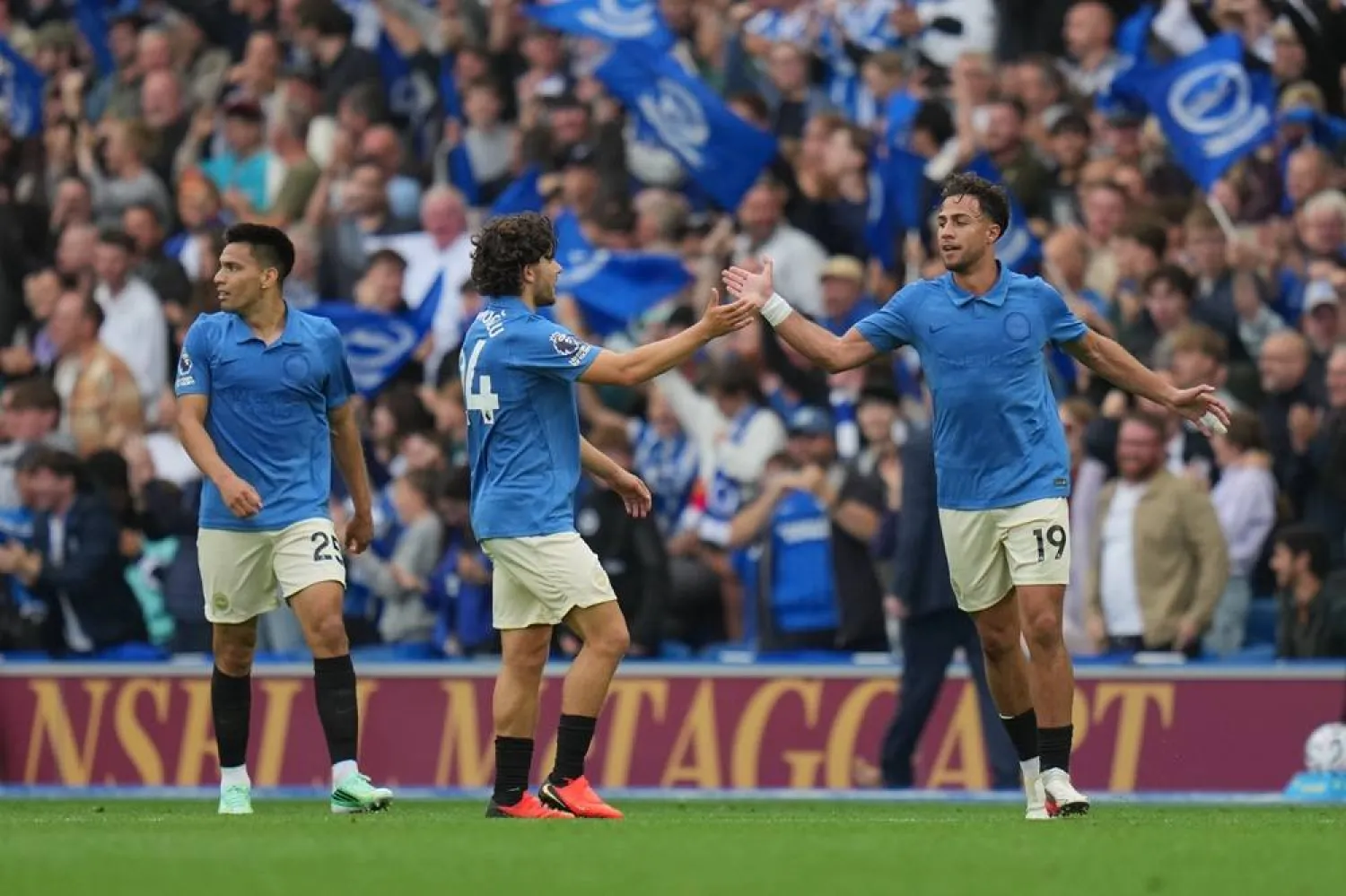  Brighton's Charalampos Kostoulas, right and Kadioglu celebrate after scoring second goal during the English Premier League soccer match between Brighton & Hove Albion and Arsenal in Brighton, England, Saturday, Sept. 19, 2026. (AP) 