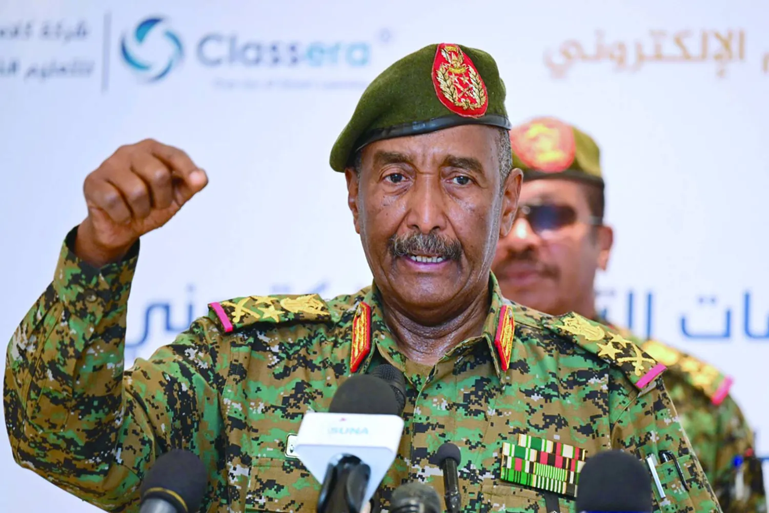 قائد الجيش عبد الفتاح البرهان قال إن الغلاء «جزء من المعركة» وتعهد بالخروج منها منتصرين (أ.ف.ب)