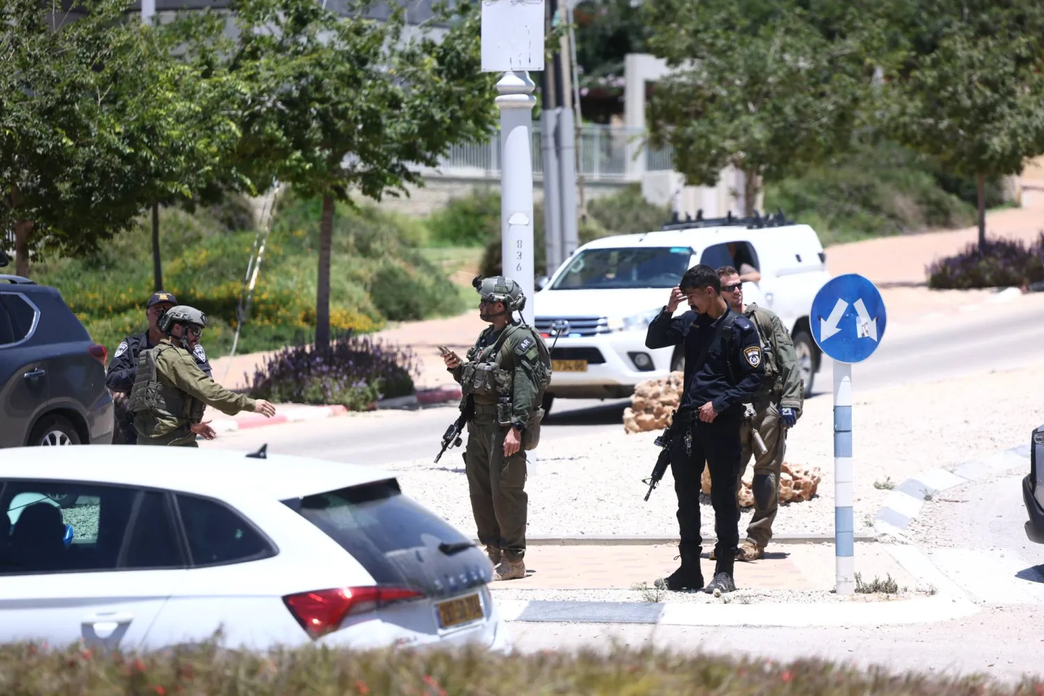 انتشار قوات الأمن الإسرائيلية قرب تسور يتسحاق عقب حادث إطلاق نار حدود الضفة الغربية المحتلة (أرشيفية - د.ب.أ)