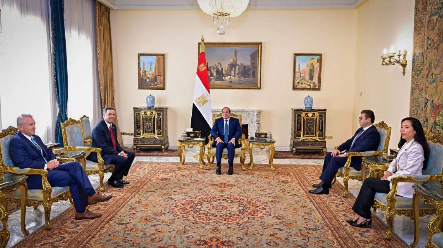 الرئيس المصري عبد الفتاح السيسي لدى استقباله رئيس وكالة المخابرات المركزية الأميركية في القاهرة (الرئاسة المصرية)