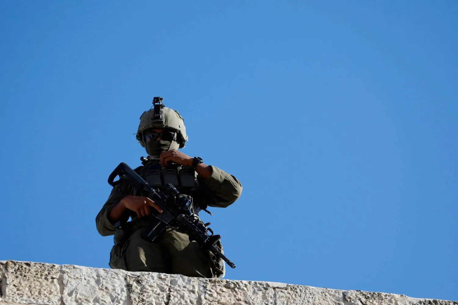 A member of Israeli forces stands guard during Israeli settlers' weekly tour in Hebron, in the Israeli-occupied West Bank, September 19, 2026. REUTERS/Mussa Qawasma