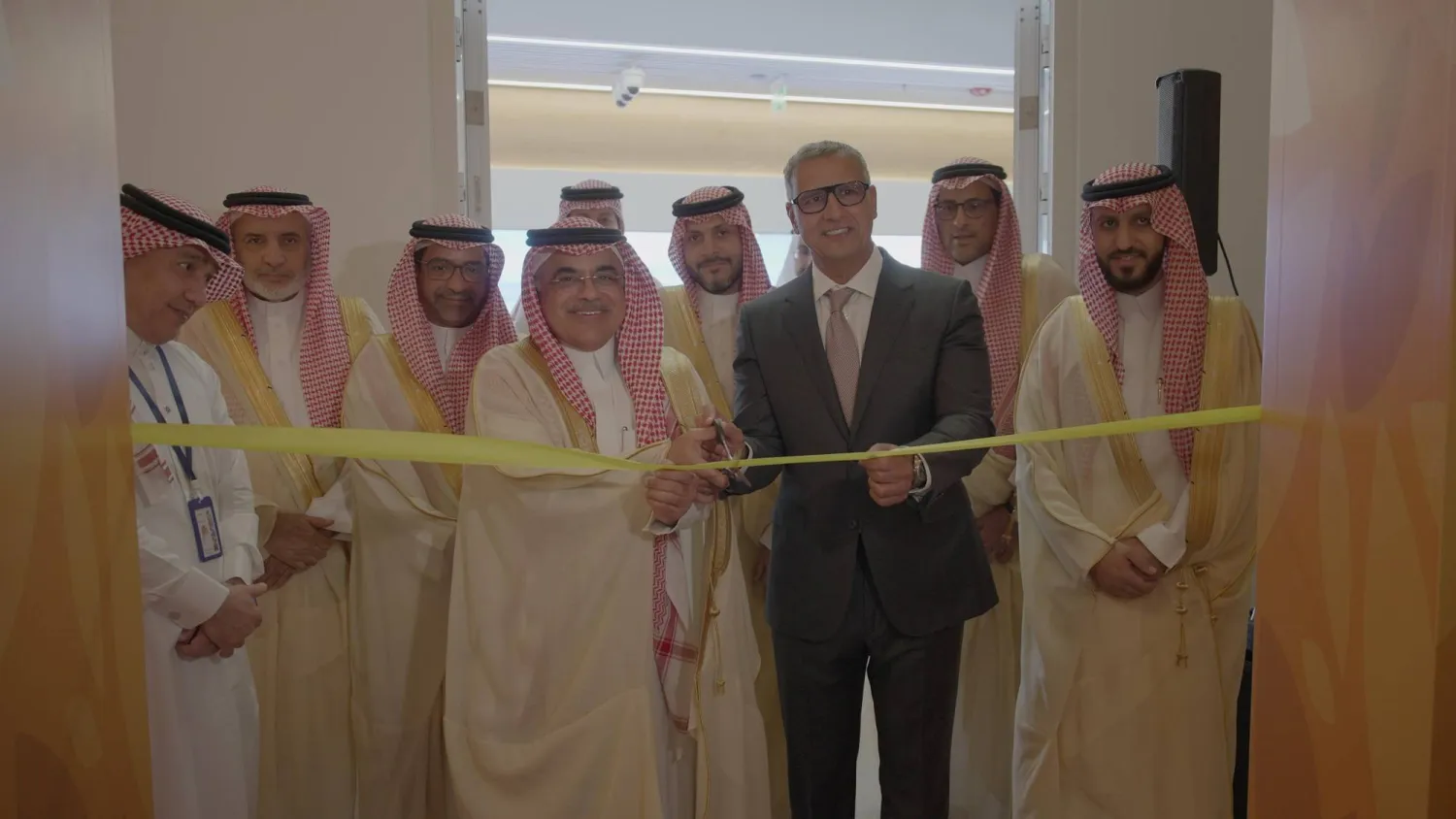 نائب وزير الصناعة ورئيس قطاع الأغذية في «بيبسيكو» خلال افتتاح المركز الإقليمي للبحث والتطوير في الرياض (تركي العقيلي)
