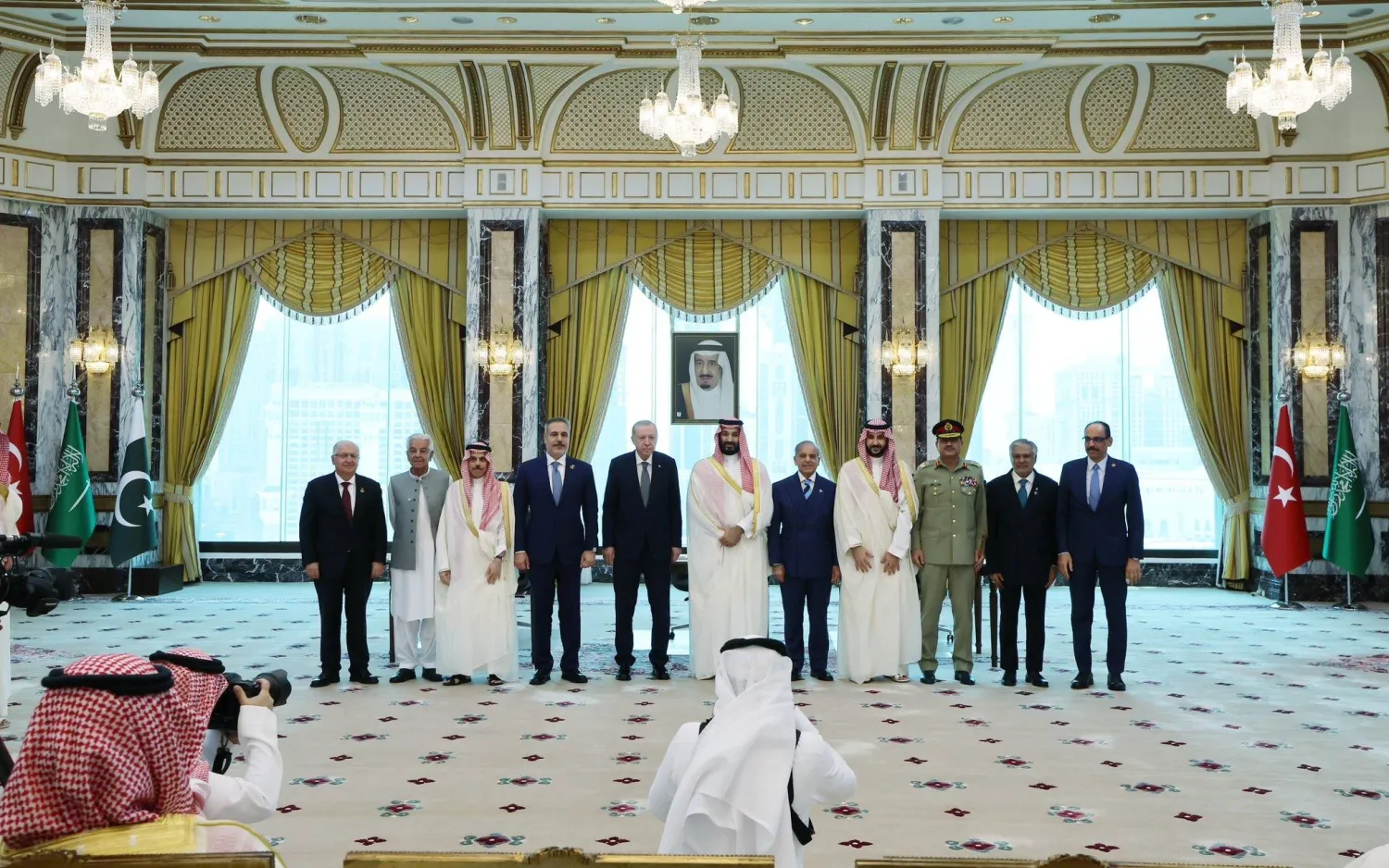 وقَّع ولي العهد السعودي الأمير محمد بن سلمان والرئيس التركي رجب طيب إردوغان ورئيس الوزراء الباكستاني شهباز شريف «اتفاقية مكة للدفاع المشترك» في 7 أغسطس الماضي (الرئاسة التركية)