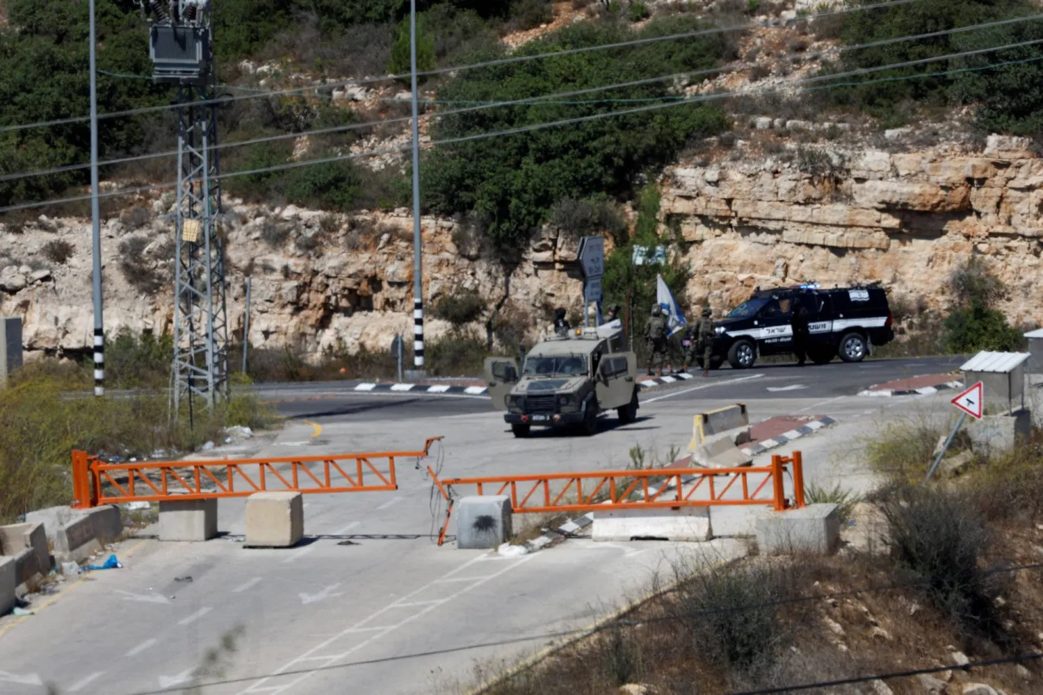 قوات إسرائيلية تغلق نقطة تفتيش يستخدمها الفلسطينيون بعد إطلاق النار قرب رام الله (رويترز)