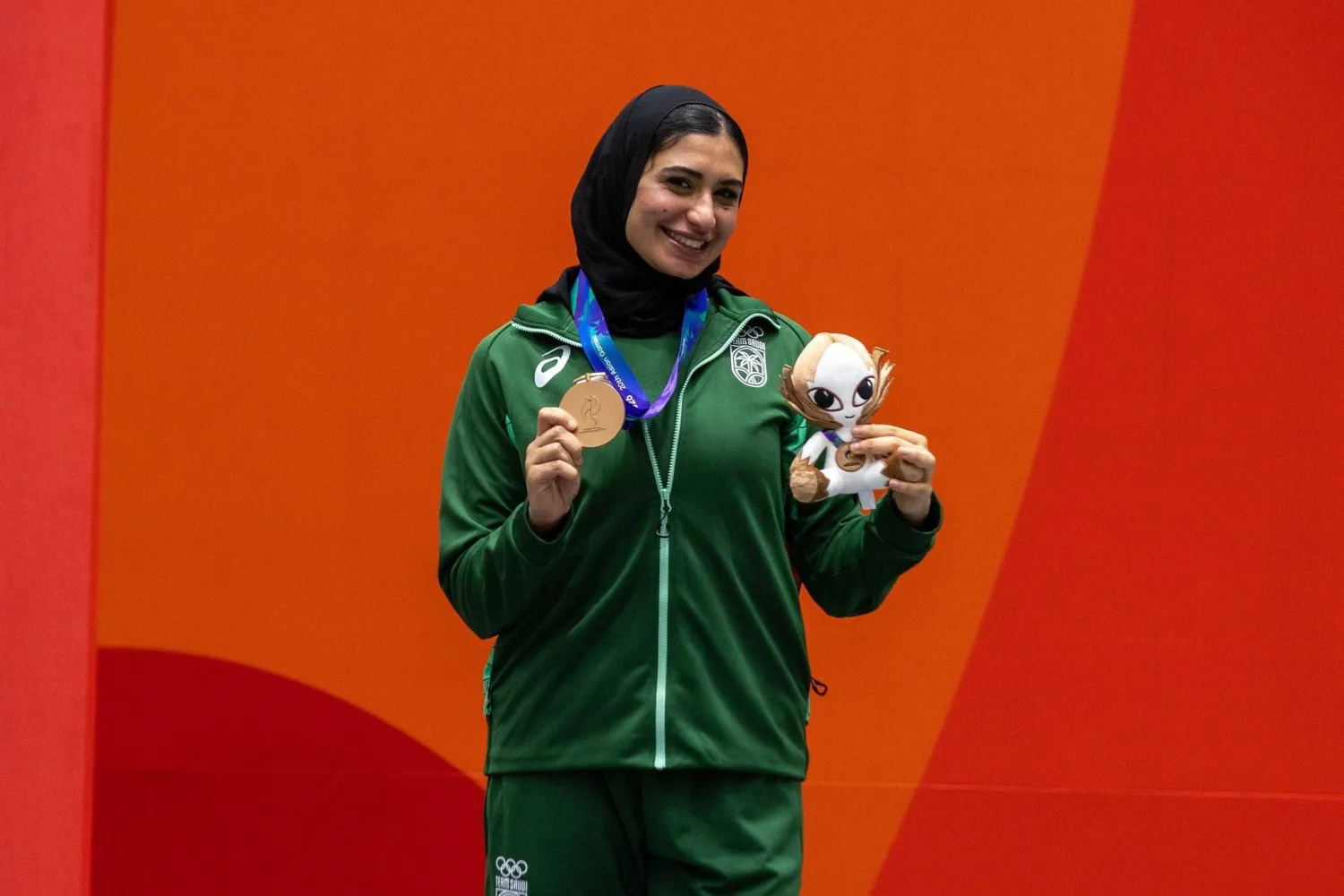 دنيا تحتفل بتحقيقها أول ميدالية نسائية للمملكة في تاريخ الدورات الآسيوية (الأولمبية السعودية)