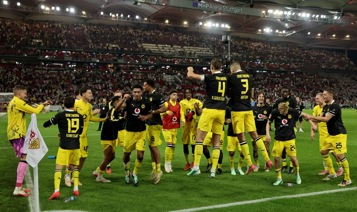 لاعبو بوروسيا دورتموند يحتفلون بالفوز على شتوتغارت وضمان الصدارة (إ.ب.أ)