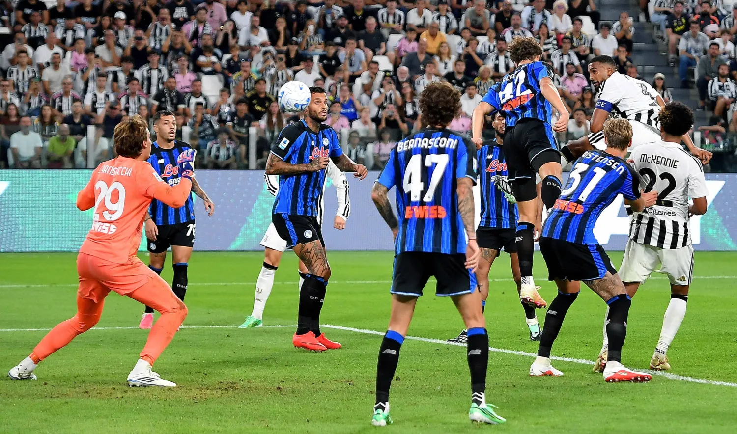 البرازيلي جيلسون بريمر لحظة تسجيله الهدف الثاني لليوفي (إ.ب.أ)