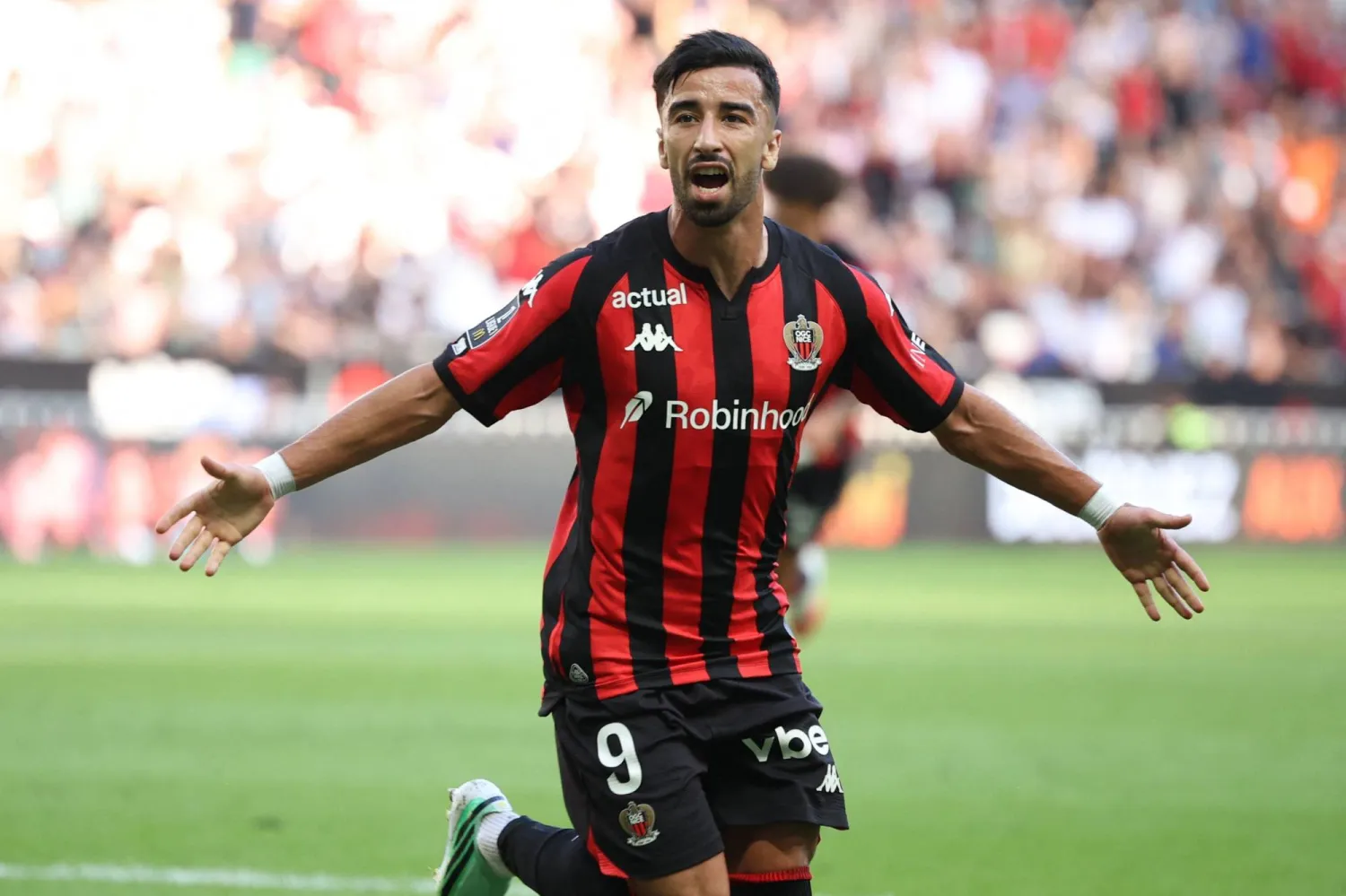الجزائري محمد الأمين عمورة يحتفل بهدف نيس الثاني في مرمى ليل (أ.ف.ب)