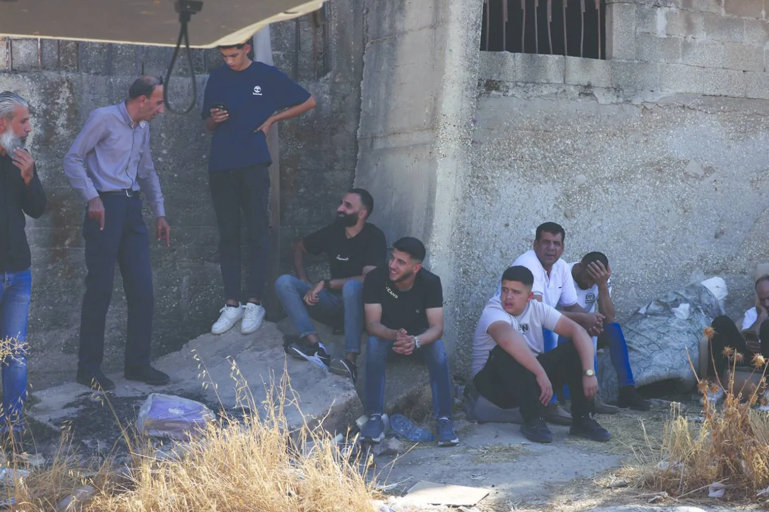
فلسطينيون ينتظرون عبور حاجز عسكري شرق نابلس بالضفة الغربية أمس (إ.ب.أ)