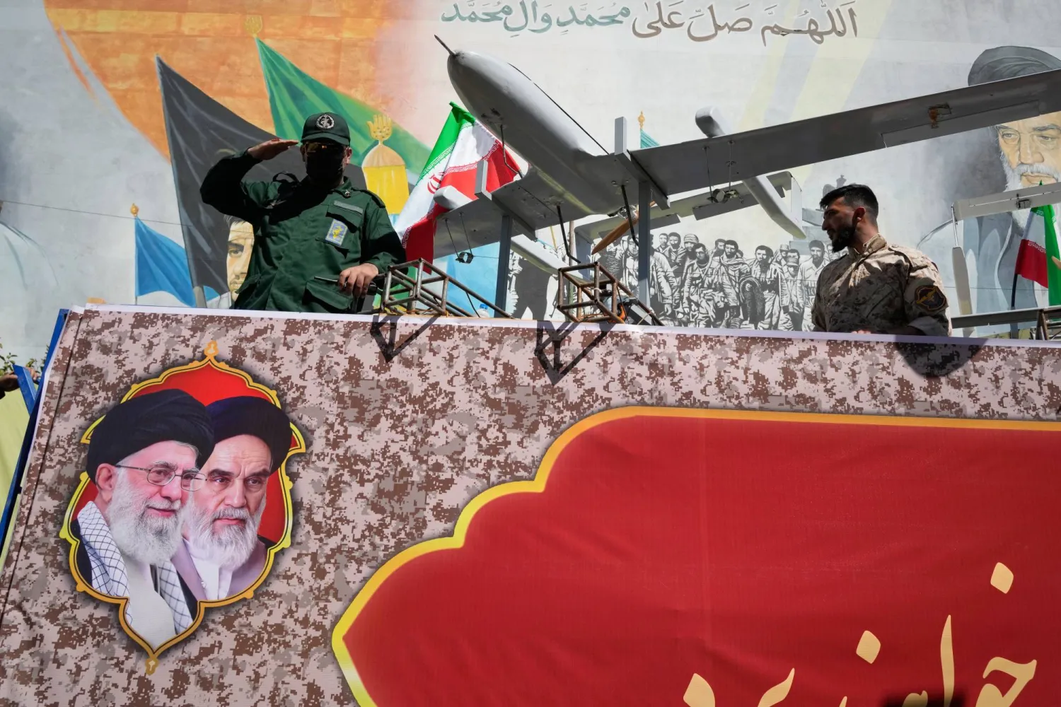 «الحرس الثوري» الإيراني يعرض مسيّرات خلال استعراض عسكري في طهران الجمعة (أ.ب)