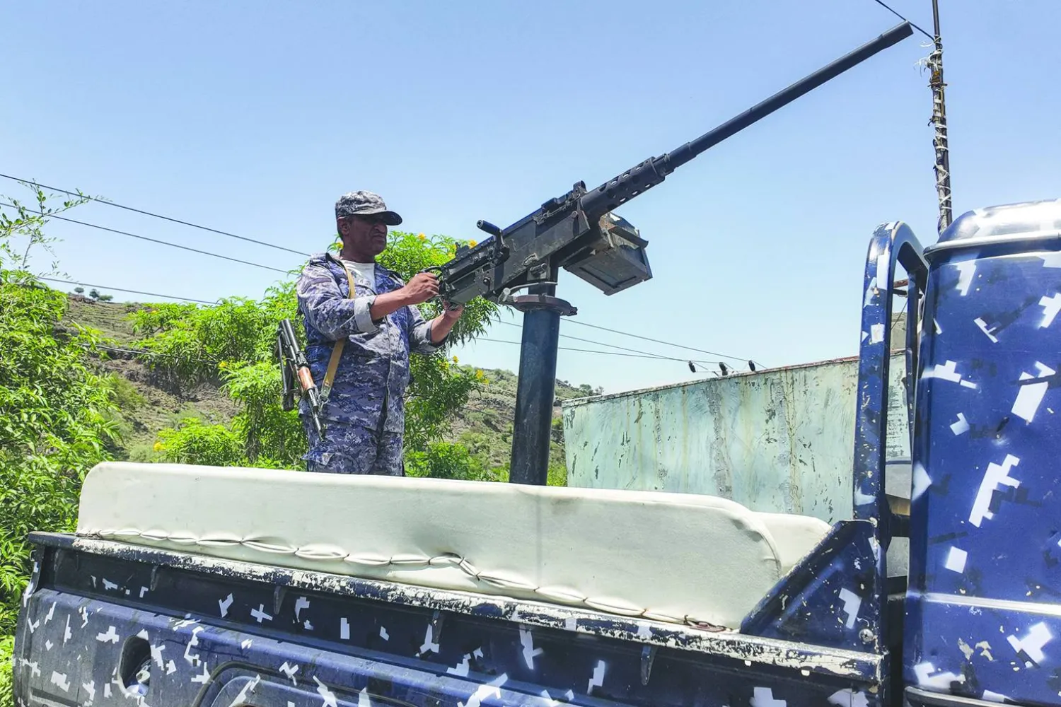 A member of the Saudi-backed Yemeni government forces, including National Army and Taiz Axis forces, mans a turret mounted on the back of a pickup truck at a checkpoint along the Kadha frontline west of Taiz in western Yemen on September 13, 2026. (Photo by AFP)